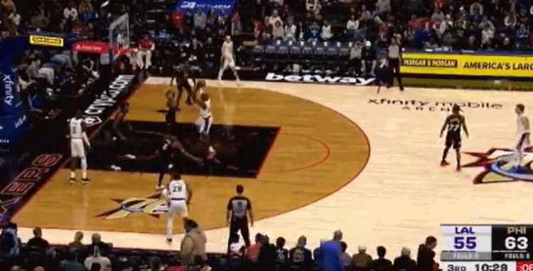 找回手感！老詹杀油漆区秀中投连得4分 拉出来飙三分也有